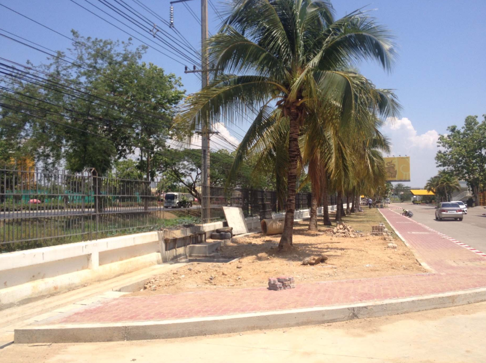 east-side-wall-under-construction-chaing-mai-flood-protection-project