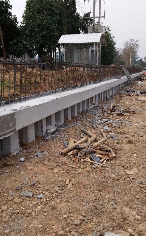 elevated-floodwall-under-construction-chaing-mai-flood-protection-project