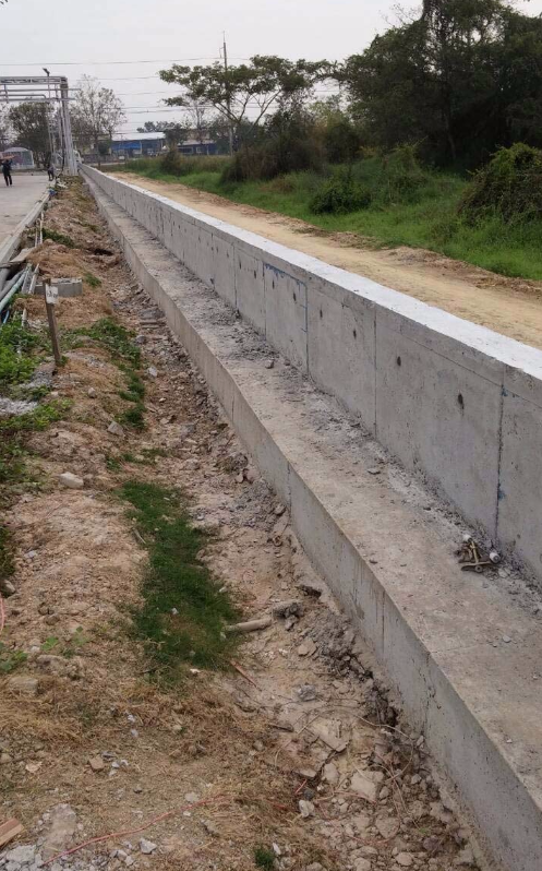 finished-section-of-floodwall-chaing-mai-flood-protection-project