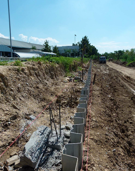 floodwall-under-construction-chaing-mai-flood-protection-project-s