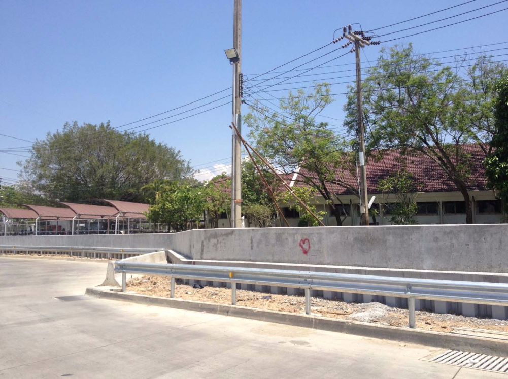 north-side-barrier-wall-chaing-mai-flood-protection-project