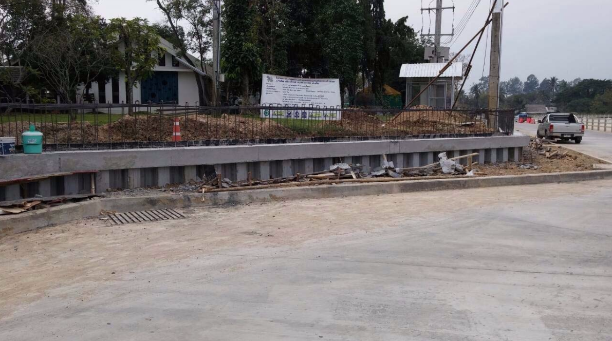 wall-awaiting-concrete-cap-chaing-mai-flood-protection-project