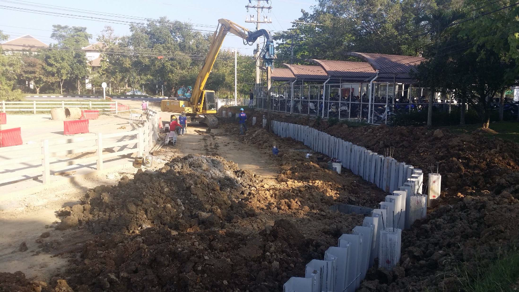 wall-driving-chaing-mai-flood-protection-project